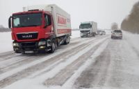 Продукты питания на грузовиках довозят до райцентров в сопровождении МЧС