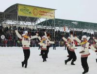 Творческие коллективы заводят народ