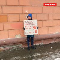 Плакат сопровождался характерной символикой