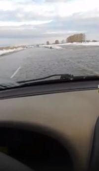 Уровень воды местами поднялся выше дороги