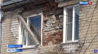 У дома выпадают окна
