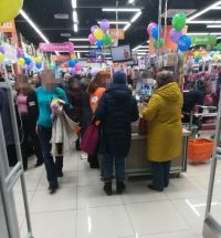 Бийчане на открытии магазина 28 марта