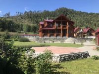Особняк действительно поражает размерами