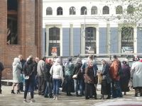 Граждане у строящегося бийского храма