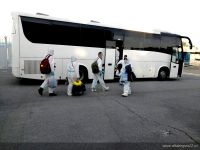 Вахтовиков в защитных костюмах встречают в аэропорту