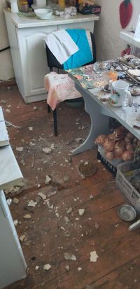 Штукатурка с потолка едва не рухнула на голову пенсионерке