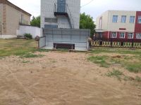 Сильный ветер вырвал и перевернул остановку