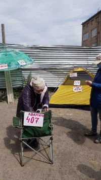 Кто-то был оригинален и вышел с палатками