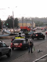 Движение на этом участке проспекта Красноармейского оказалось парализовано