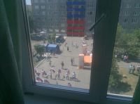 На улицу вывели несколько десятков студентов