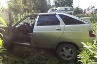 Съехавший в кювет автомобиль