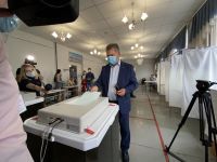 Лидера алтайских единороссов тоже кто-то фотографировал