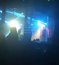 Сложно разглядеть хоть на ком-то из присутствующих маску