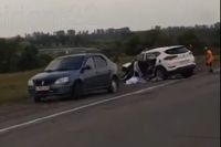 Кроссовер отбросило в сторону