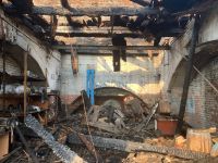 Изнутри здание сильно повреждено, хотя эта часть пострадала чуть меньше