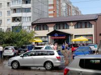 У припаркованных машин можно заметить поврежденные стекла