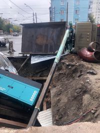 В провал утащило и другую технику