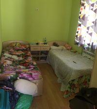 Кровати стоят почти вплотную