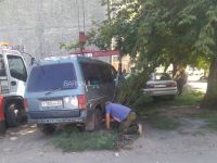 Микроавтобус забирает эвакуатор