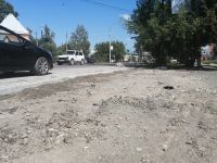 На текущем этапе ливневка выше дороги и тротуара