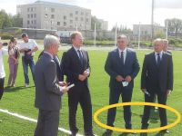 Стыки между рулонами покрытия заметны, кажется, не всем