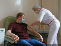 Виктору Томенко ставят прививку