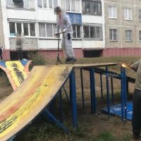 Их не смущали даже катавшиеся тут же дети