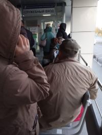 Это лишь один из примеров столпотворения на входе в медучреждение