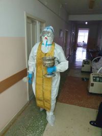 Батюшка прошелся по двум корпусам госпиталя