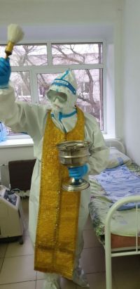 Он окропил святой водой пациентов