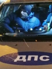 Очень похожий на Филиппа Воронкова человек в машине ДПС
