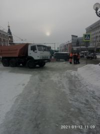 Проезжая часть и тротуары местами превратились в каток