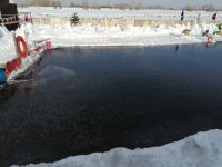 Толщина льда у купели выглядит незначительной