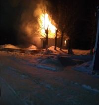 Огонь первым делом охватил крышу