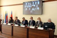 Главные действующие лица сидят в центре