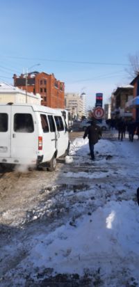 Людей также помещали в такие газели с гражданскими номерами