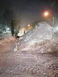 У мужчины не оказалось с собой альпинистского снаряжения для преодоления такого сугроба