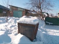 Мусорные баки довольно символично хранят снег, а не отходы