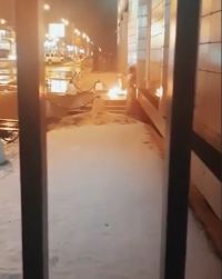 Остатки горящей одежды тушили на крыльце