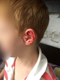 Достается мальчику вполне серьезно