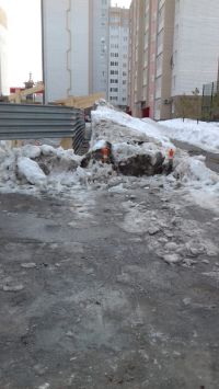 Перегороженный проезд с сугробом