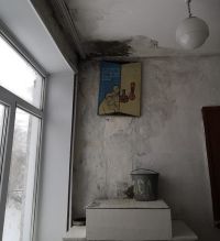 Вода бежит с потолка сразу в ведро