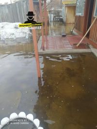 Вода уже вплотную подобралась к домам
