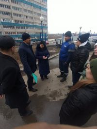 Антон Воробьев убеждает жителей окрестных домов<span style=