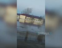 Школа в Марахиле также начала уходить под воду