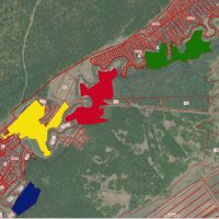Зеленым цветом отмечен участок под фермой, красным - земли СНТ, желтым - территория санатория, а синим - детского лагеря