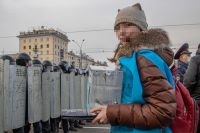 Один из сборщиков работает на месте несанкционированной акции