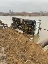 Свалившийся в воду «КамАЗ» в Панкрушихинском районе