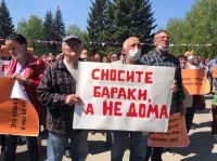 Некоторые плакаты не совсем вяжутся с риторикой эсеров