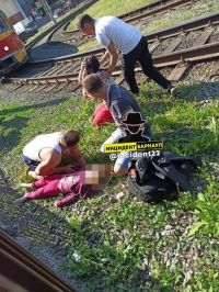 Дети улетели на трамвайные пути
